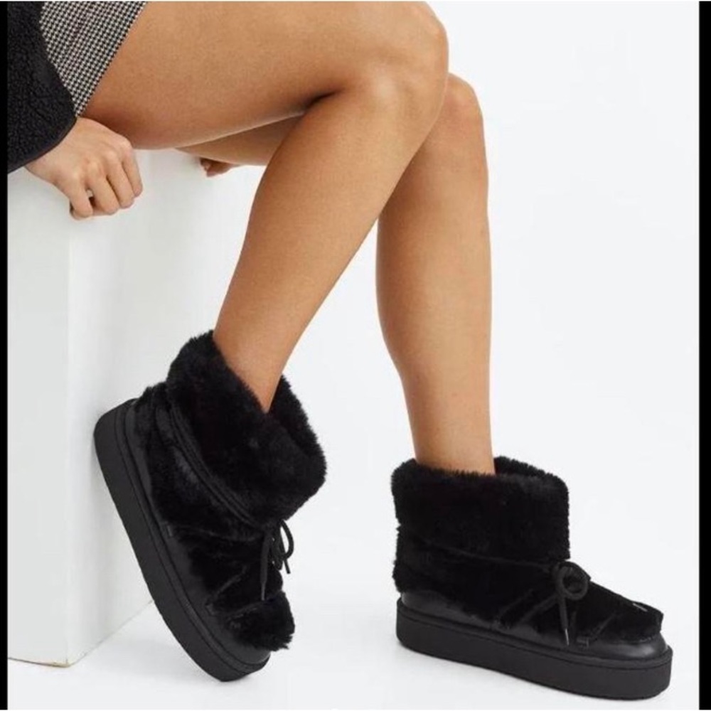 Brand new furry moon boots 🖤